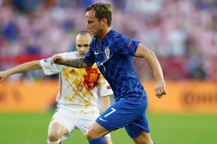 Aksi gelandang Kroasia, Ivan Rakitic, dalam pertandingan Grup D Piala Eropa 2016 melawan Spanyol di Stade Matmut Atlantique, Bordeaux, Selasa (21/6/2016). 