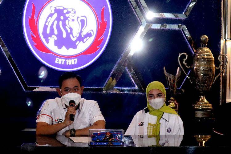 Presiden klub Gilang Widya Pramana dan istrinya Shandy Purnamasari sebelum launching jersey terbaru Arema FC untuk mengarungi Liga 1 2021 yang diperkenalkan di Champions Corner Malang, Jawa Timur, Selasa (17/8/2021) siang.