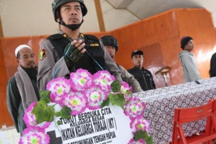 Sejumlah pelayat mengikuti upacara pemberangkatan jenazah dari Deri Sambira, korban dari penikaman di Tongkonan, Kota Wamena, Kabupaten Jayawijaya, Senin (14/10/2019). Deri Sambira merupakan korban penikaman yang meninggal pada Sabtu (12/10/2019) lalu dan jenazahnya dipulangkan dengan pesawat kargo menuju Toraja, Sulawesi Selatan. 