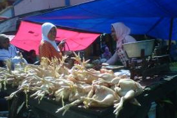  Aktivitas pedagang daging ayam dipasar induk Garut, Ciawateli, Senin (8/7/2013).  
