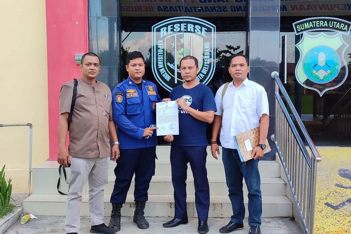 Petugas Damkar Deli Serdang, Maulana atau Raja (dua dari kiri) saat membuat laporan di Polresta Deli Serdang, Selasa (22/4/2025). Sebelumnya dia diduga menjadi korban penganiayaan pihak PT HMMS saat memadamkan api  yang membakar pabrik arang tersebut