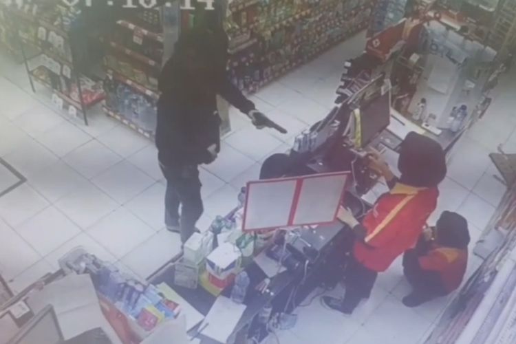 Perampok Minimarket di Bekasi Gunakan Modus Top Up Uang, Sempat Todong Pistol ke Kasir