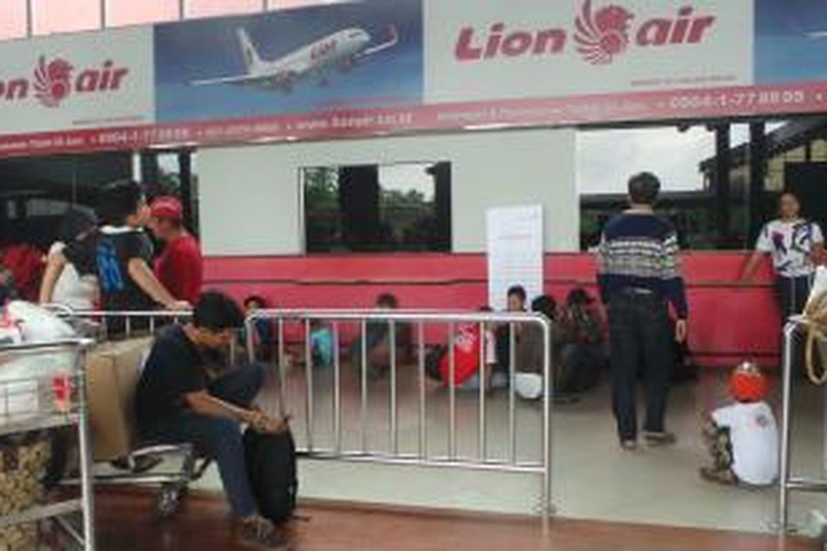 Loket Lion Air di terminal 1B Bandara Soekarno Hatta, Cengkareng, Tengerang. Kamis (19/2/2015).