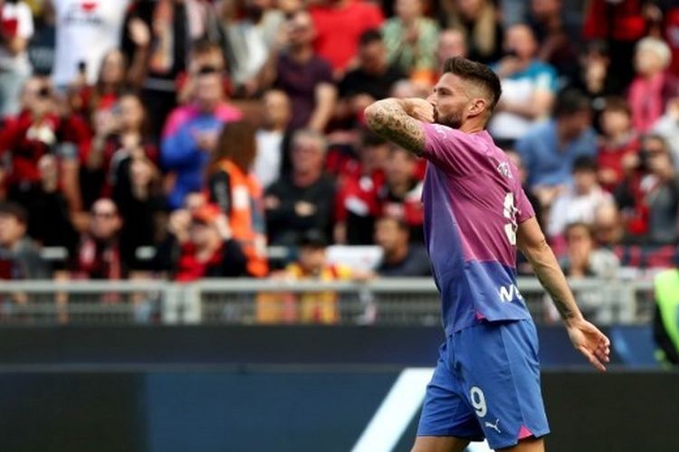 Penyerang AC Milan, Olivier Giroud, berselebrasi seusai membobol gawang Lecce dalam pertandingan Serie A di Stadion San Siro, Milan, Sabtu (6/4/2024).  