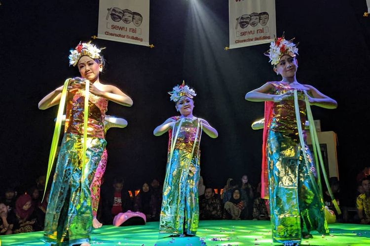 Pertunjukan tari tradisional Bali di Museum Sewu Rai, Kabupaten Wonogiri, Jawa Tengah.