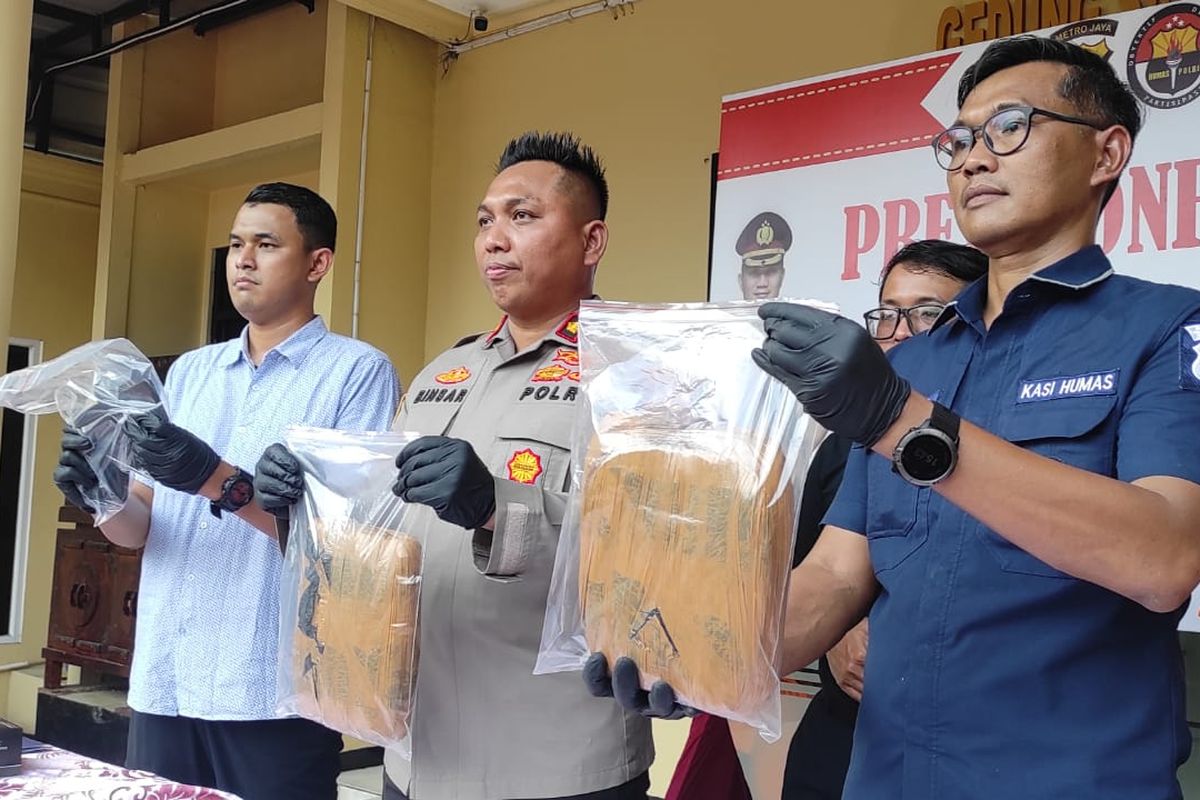 Polisi berhasil menangkap tiga tersangka kasus peredaran narkoba jenis ganja di Kembangan, Jakarta Barat, Minggu (5/6/2022).