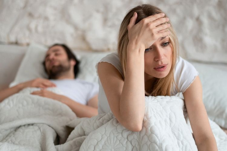 Efek KB implan pada hubungan seksual yaitu menurunkan gairah seks, menyebabkan vagina kering atau payudara sakit akibat hormon, dan mengganggu siklus haid.
