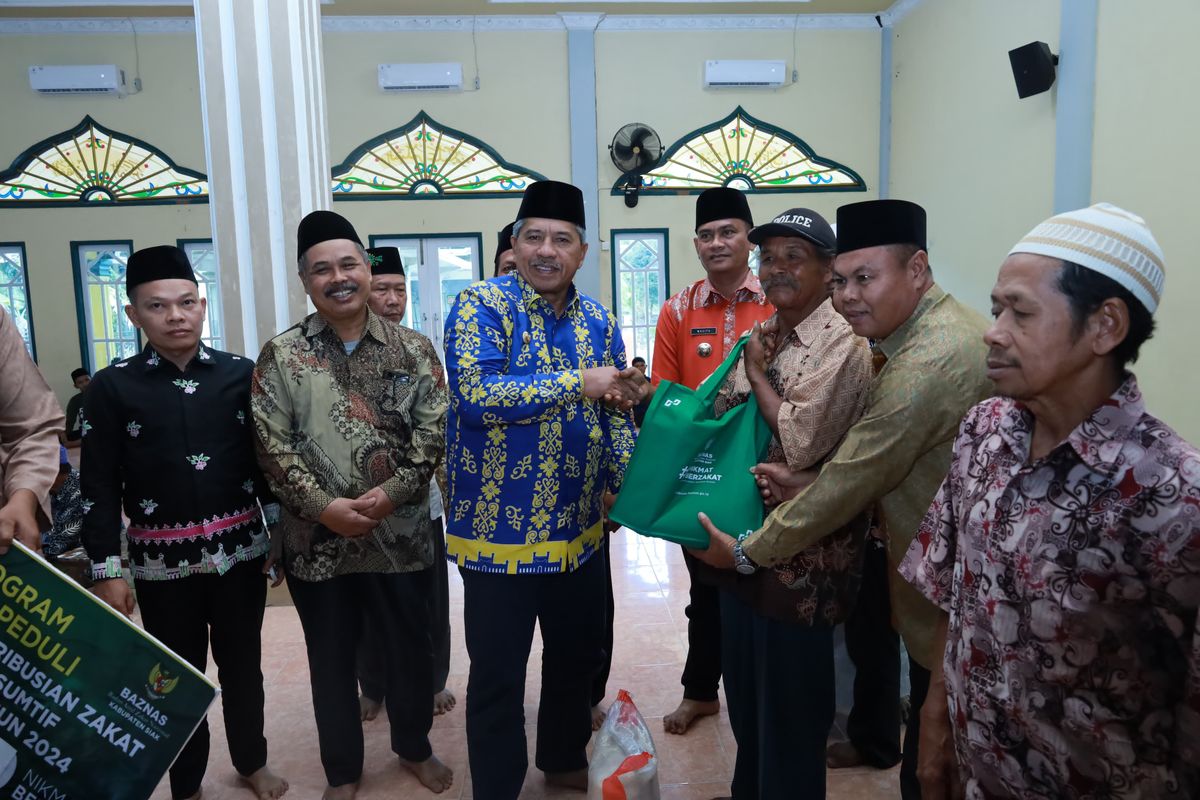 Bupati Siak Alfedri&nbsp;saat mengunjungi Kecamatan Bunga Raya bersama Badan Amil Zakat Nasional (Baznas) Kabupaten Siak dalam rangkaian acara Gemar Berzakat ke-11 di Masjid Jami Burhan Babussalam, Kampung Kemuning Muda, Kecamatan Bunga Raya, Kabupaten Siak, Kamis (28/3/24).