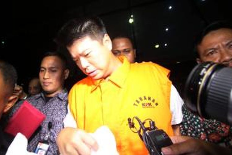Pengusaha Andrew Hidayat ditahan oleh Komisi Pemberantasan Korupsi, Jakarta, Sabtu (11/4/2015). Andrew ditangkap di Jakarta karena berusaha menyuap anggota DPR Adriansyah dalam operasi tangkap tangan yang dilakukan KPK dengan barang bukti berupa uang 40.000 dollar Singapura dan Rp 55,85 juta.