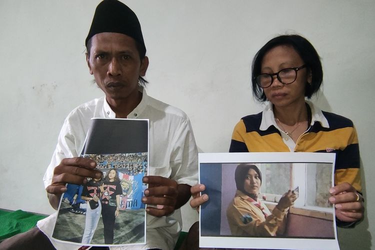 Devi Atok Yulfitri saat menunjukkan foto mendiang anaknya yang tewas akibat tragedi Stadion Kanjuruhan, Sabtu (1/10/2022).