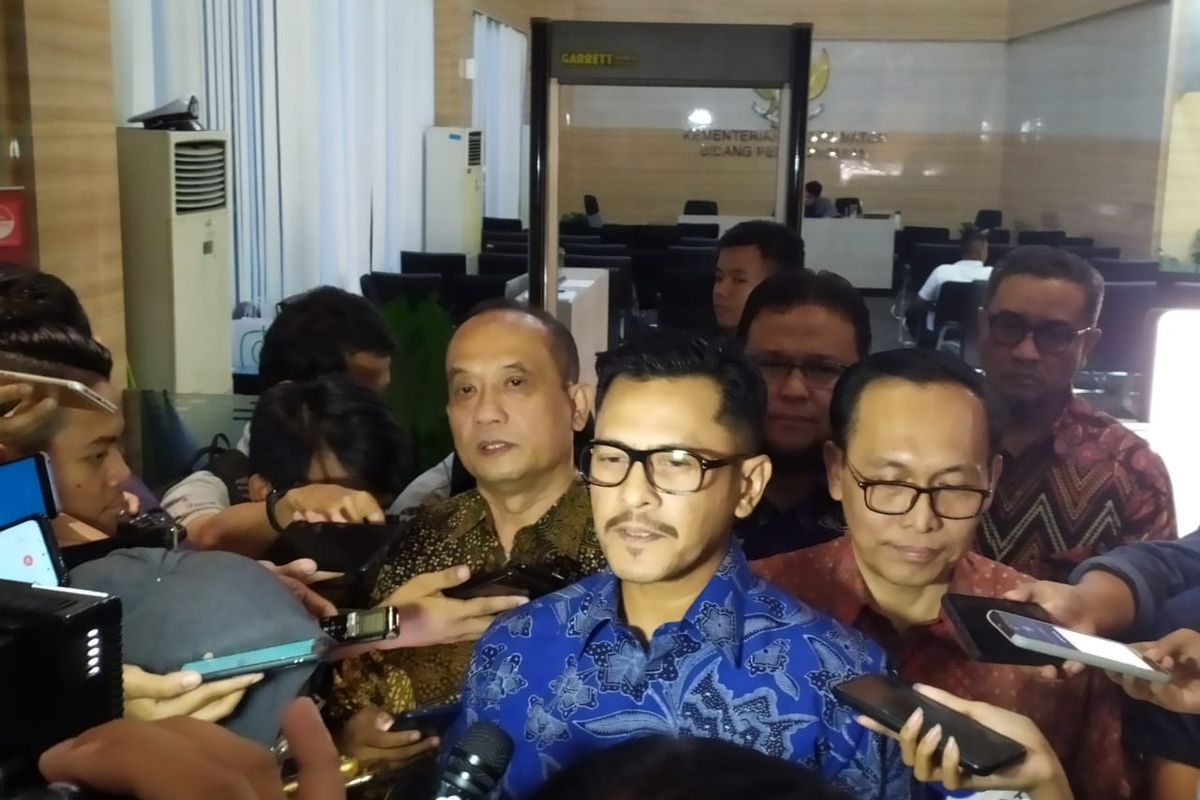 ketua INACA Denon B. Prawiraatmadja usai menemui Menko Perekonomian Airlangga Hartarto di Kemenko Perekonomian, Jakarta, Kamis (26/12/2019).