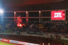 Persis Solo vs Persebaya Surabaya: Suporter Nyalakan Flare di Tribun Stadion Manahan 