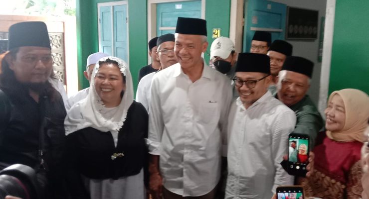 Ziarahi Makam Kakek Buyut Cak Imin, Ganjar Sempat Foto bareng Gus Salam