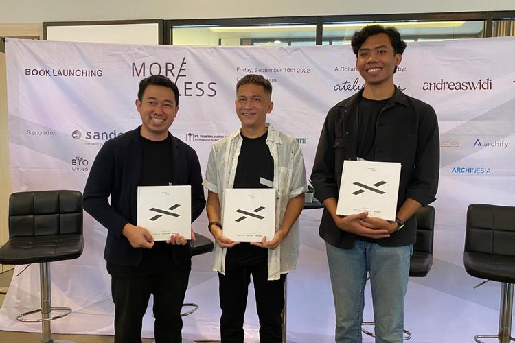 Peluncuran buku arsitektur kolaborasi dari Riri Yakob (tengah), Andreas Perbowo Widityawan (kanan), dan Dodo Aldiano (kiri) di Creativo Marketing Gallery, Bintaro pada Jumat (16/9/2022).