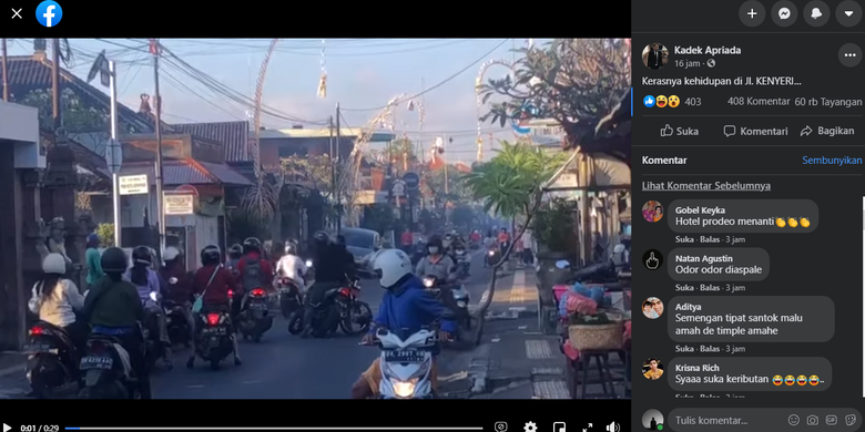 Tangkapan layar video dua pengendara sepeda motor berkelahi di tengah persimpangan jalan.