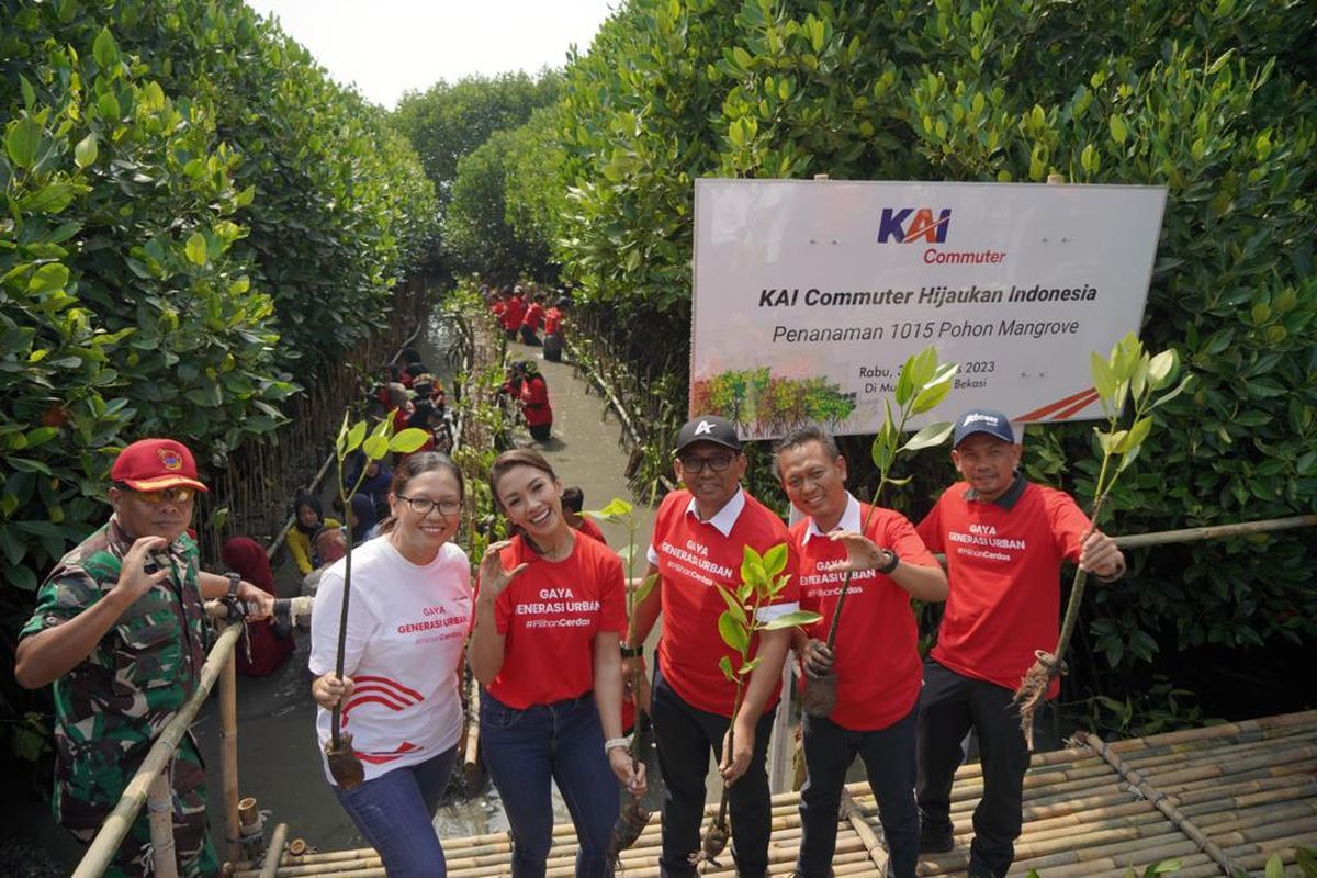 PT Kereta Commuter Indonesia atau KAI Commuter melakukan penanaman 1.015 bibit pohon mangrove di kawasan konservasi hutan bakau Muara Tawar Segarajaya, Kecamatan Tarumajaya, Kabupaten Bekasi, Jawa Barat (Jabar), Rabu (30/8/2023).