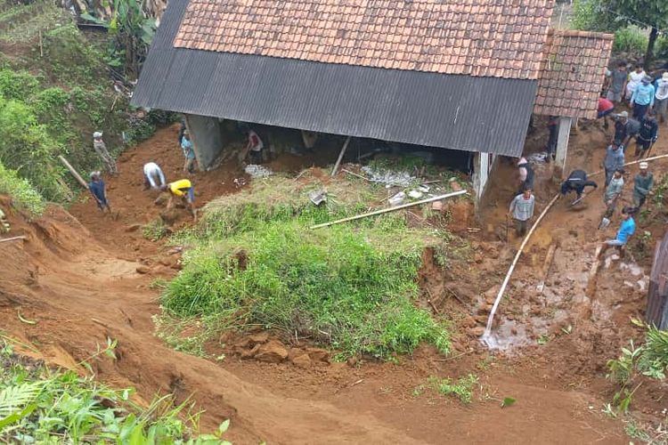 Hujan deras yang mengguyur wilayah Kecamatan Mojotengah, Kabupaten Wonosobo, sejak Selasa (21/10/2025) sore, memicu tanah longsor di Dusun Munggang, Desa Derongisor, pada Rabu (22/10/2025) sekitar pukul 03.15 WIB.