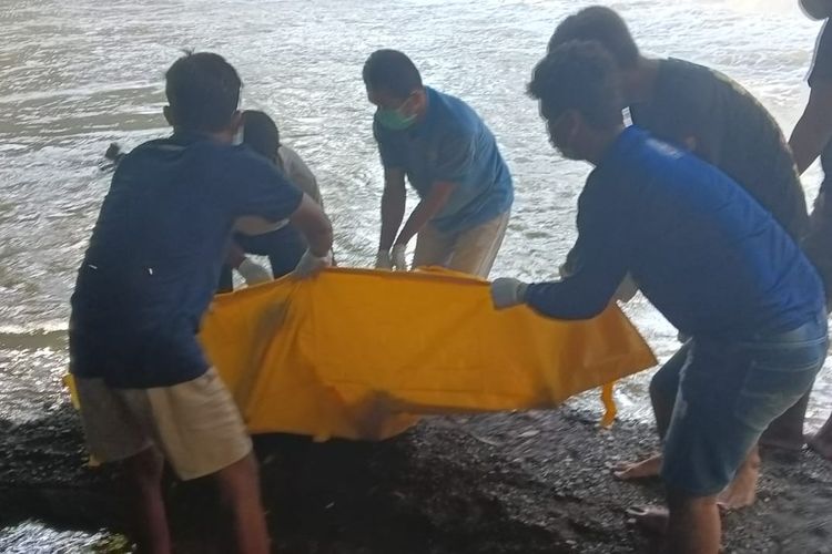 EVAKUASI-Jenazah pria tak dikenal yang ditemukan di Sungai Gombang, Slahung Ponorogo dievakuasi tim Inafis Polres Ponorogo, Jumat (12/5/2023).