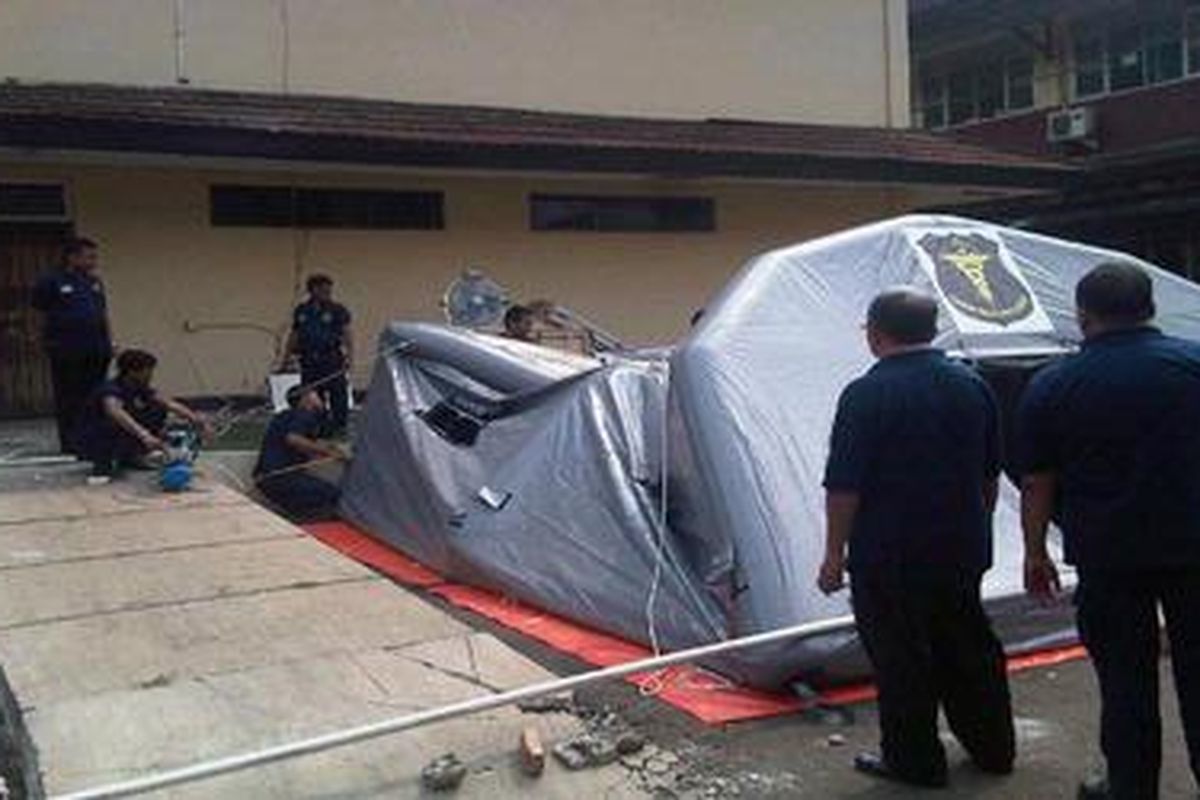 Tenda identifikai milik DVI yang belum sempat digunakan di halaman RS Polri Sukanto, siang ini, Jumat (11/5/2012), roboh.