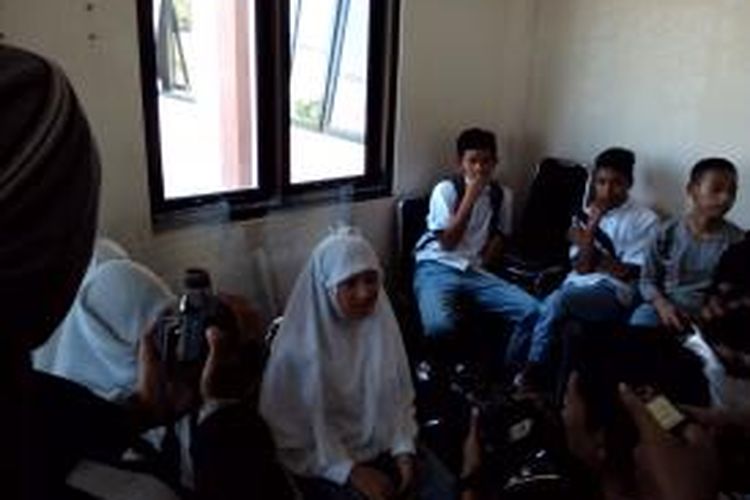 Puluhan pelajar terjaring razia di warung internet saat jam belajar di kawasan Singaparna, Kabupaten Tasikmalaya,Senin (24/3/2014).