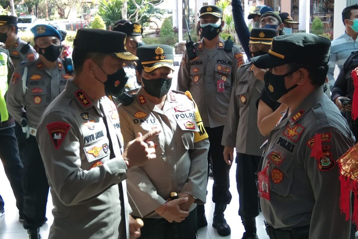 Kapolda Bali Irjen Putu Jayan Danu Putra saat memberi intruksi kepada Kapolres Kawasan Bandara Internasional I Gusti Ngurah Rai AKBP Dayu Wikarniti pada Selasa (26/4/2022). Dok/Humas Polres Kawasan Bandara Internasional I Gusti Ngurah Rai. 
