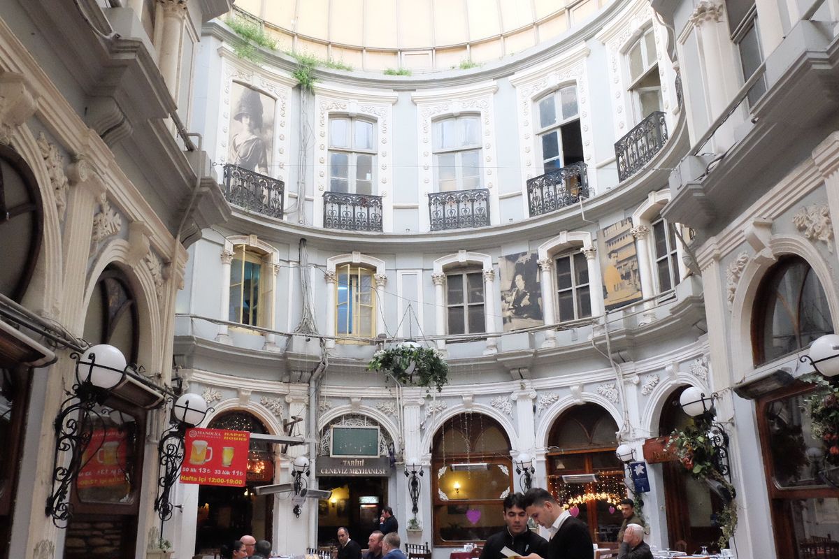 Cicek Paseji, bangunna dari abad 19 di Jalan Istiklal, Istanbul, Turki.