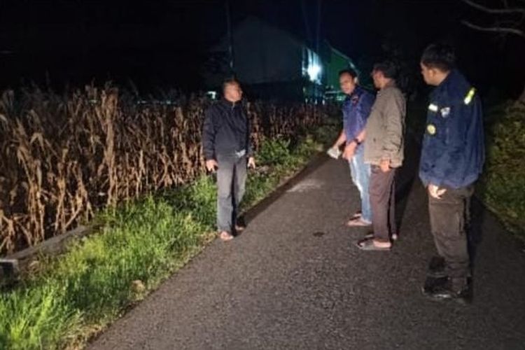 Polisi saat melakukan olah TKP pembacokan di Desa Nglawak, Kecamatan Kertosono, Kabupaten Nganjuk, Jawa Timur, Jumat (27/12/2024) dini hari