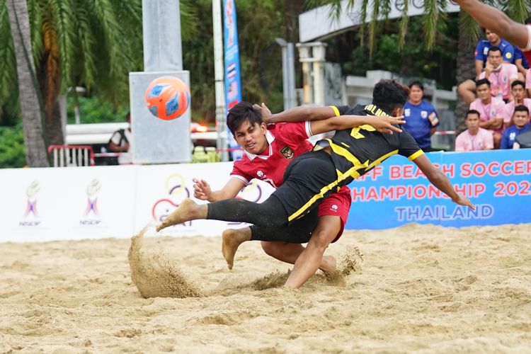 Laga timnas Indonesia vs Malaysia dalam ajang AFF Beach Soccer Championship 2022 yang berlangsung di Pantai Pattaya, Thailand, Kamis (29/9/2022).