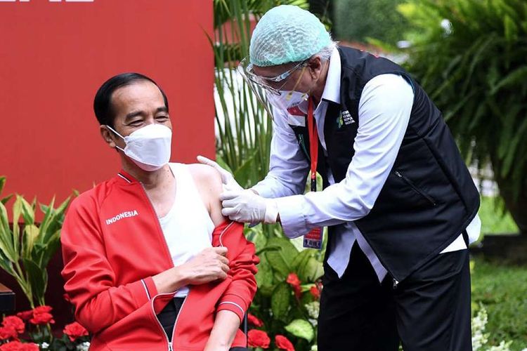 Presiden Joko Widodo (kiri) disuntik dosis kedua vaksin Covid-19 produksi Sinovac oleh vaksinator Wakil Ketua Dokter Kepresidenan Prof Abdul Mutalib di halaman tengah Istana Merdeka, Jakarta, Rabu (27/1/2021). Penyuntikan dosis kedua vaksin Covid-19 ke Presiden Joko Widodo tersebut sebagai lanjutan vaksinasi tahap pertama 13 Januari 2021 .