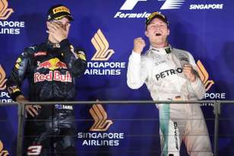 Pebalap Mercedes asal Jerman, Nico Rosberg (kanan), merayakan keberhasilannya finis di urutan pertama pada balapan GP Singapura di Sirkuit Marina Bay Street, Minggu (18/9/2016). Pebalap Red Bull Racing asal Australia, Daniel Ricciardo, finis di urutan kedua.