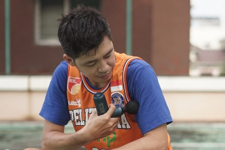 Mantan penggawa timnas basket Indonesia Ary Chandra mengatakan bahwa biasanya, cedera terjadi karena pegiat olahraga kurang melakukan pemanasan dan pendinginan otot