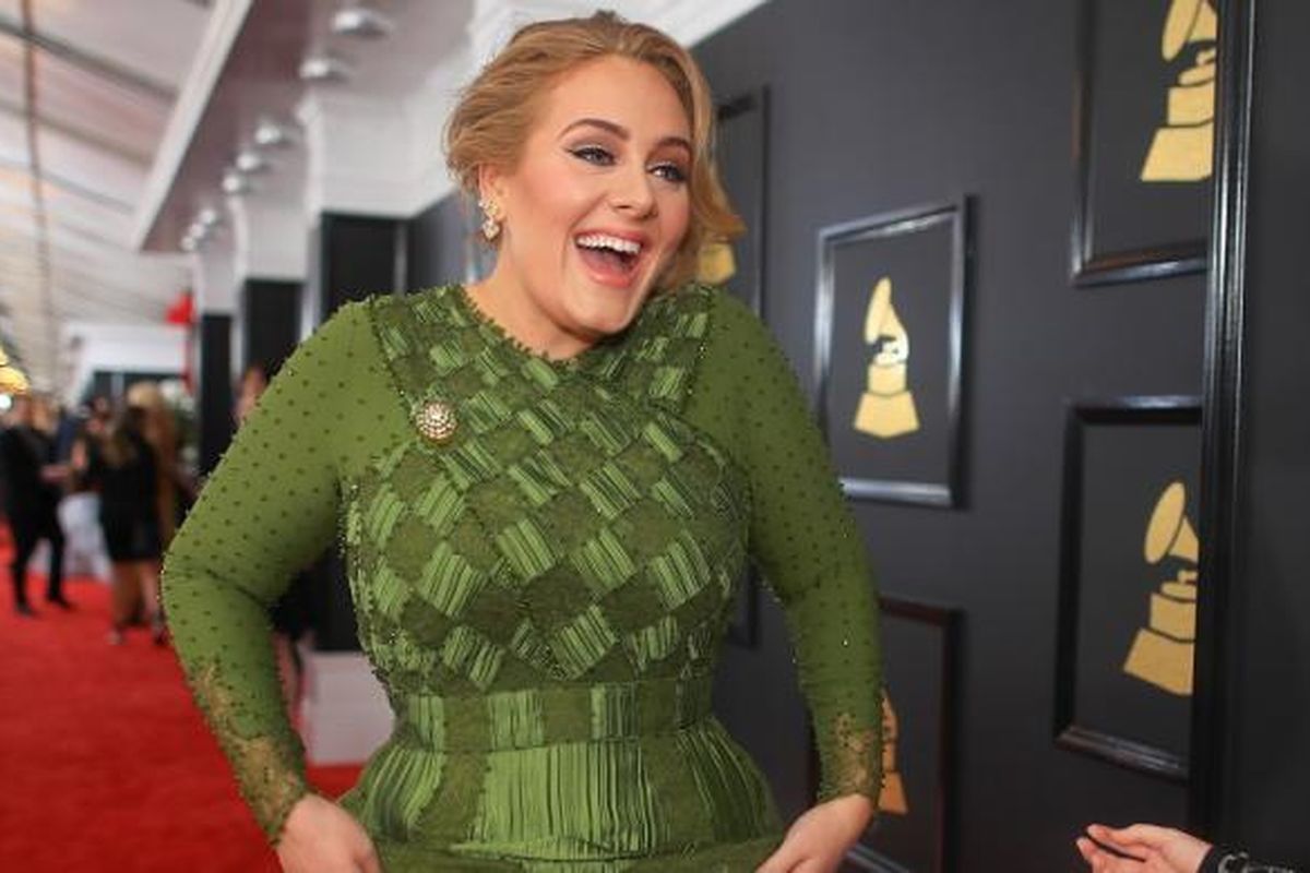 Biduan Inggris, Adele, berjalan di karpet merah Grammy Awards 2017 di Staples Center, Los Angeles, California, Minggu (12/2/2017).