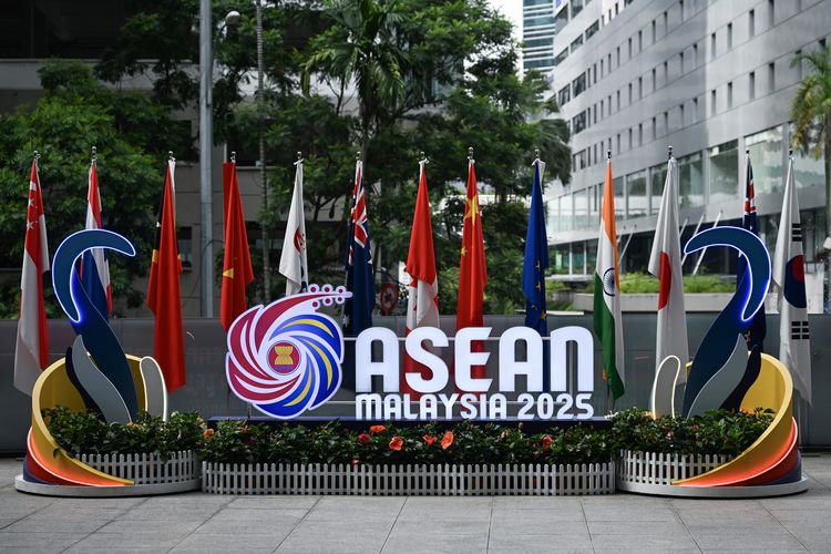 Logo ASEAN terpampang menjelang KTT ke-47 ASEAN di Kuala Lumpur, Malaysia, Sabtu (25/10/2025).