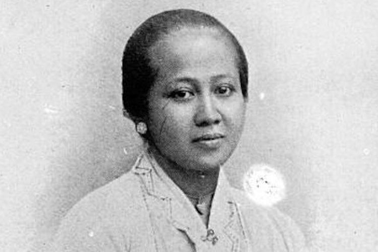 RA Kartini. Pahlawan nasional yang dikenal sebagai pejuang emansipasi perempuan yang lahir di Jepara, Jawa Tengah. Menghormati jasanya, tanggal kelahirannya, 21 April, diperingati sebagai Hari Kartini.