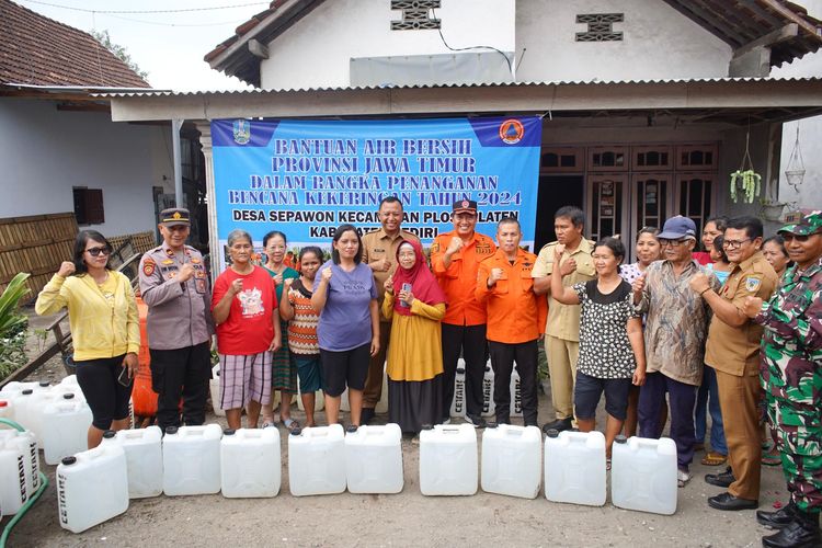 Pjs Bupati Kediri Heru Wahono Santoso saat meninjau langsung lokasi kebocoran pipa serta menyalurkan bantuan air bersih di Dusun Petung Ombo, Desa Sepawon, Kecamatan Plosoklaten, Senin (11/11/2024). 