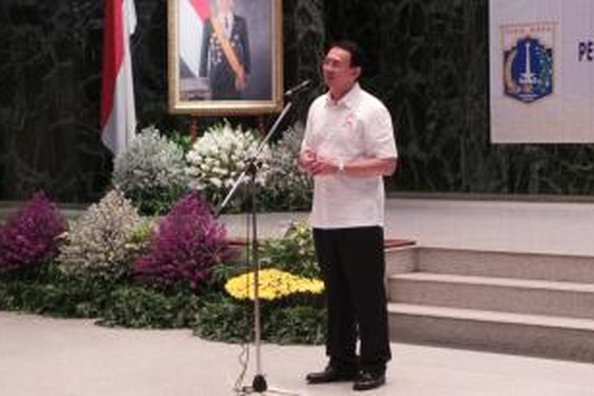 Gubernur DKI Jakarta Basuki Tjahaja Purnama mengukuhkan pengurus Ikatan Sport Sepeda Indonesia DKI Jakarta, di Balai Agung, Senin (14/9/2015).