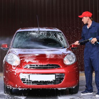 Ilustrasi mencuci mobil, usaha cuci kendaraan. 