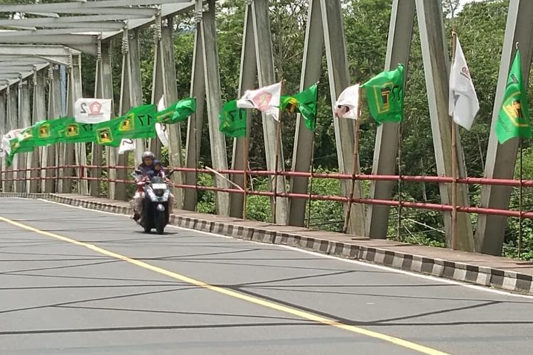Bendera partai politik dipasang di tepi jembatan Brojonalan, Borobudur, Magelang, Rabu (24/1/2024).