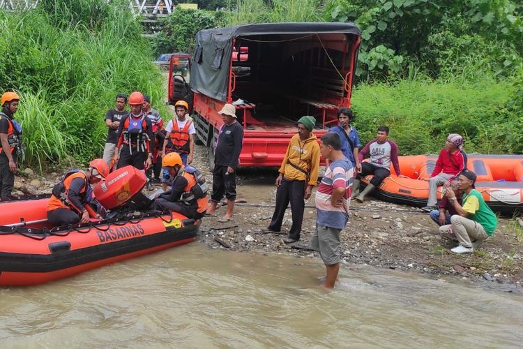 Tim Basarnas mencari anggotanya yang ikut terseret banjir di Kerinci.