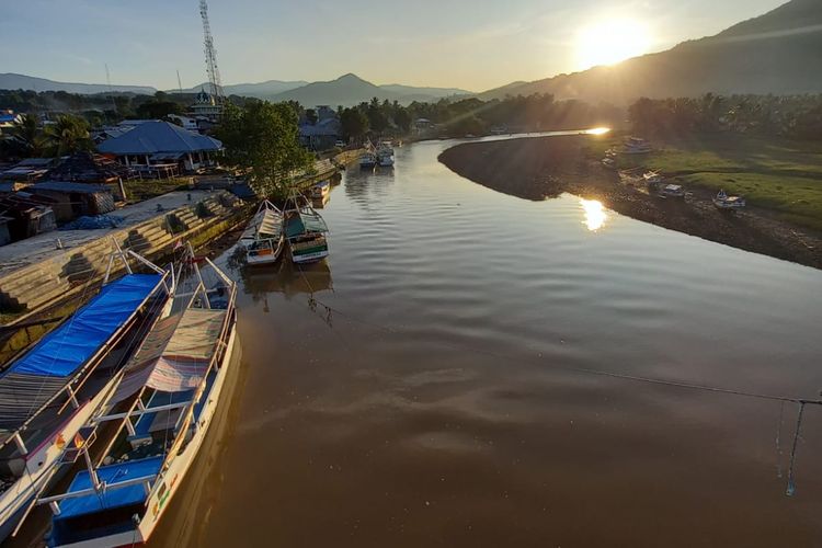 Menikmati sunrise di Sungai Waebolo, Kota Borong, Matim, NTT, Rabu, (8/6/2022). (KOMPAS.com/DOK SEKDA MATIM-BONIFASIUS HASUDUNGAN)