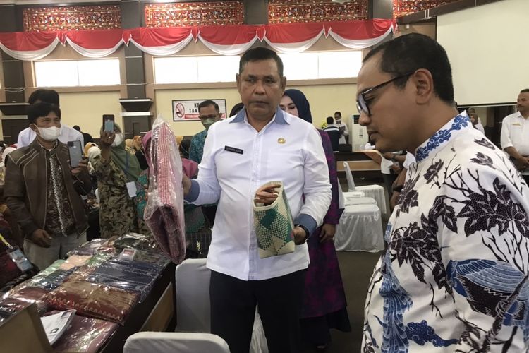 Bupati Solok, Epyardi Asda menunjukkan produk kerajinan asal Solok berupa anyaman tas dan tikar dari bahan pandan di saat Kick Off Program UMKM Solok Bangkit di Kantor Bupati Solok, Sumatera Barat pada Rabu (18/9/2022).
