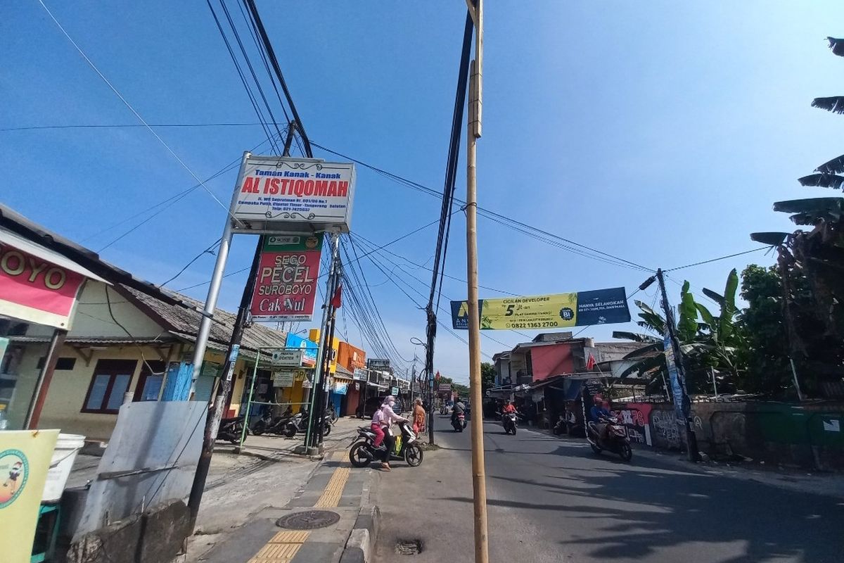 Tiang penyangga kabel di tengah Jalan WR Supratman, Ciputat Timur, Rabu (6/10/2021).