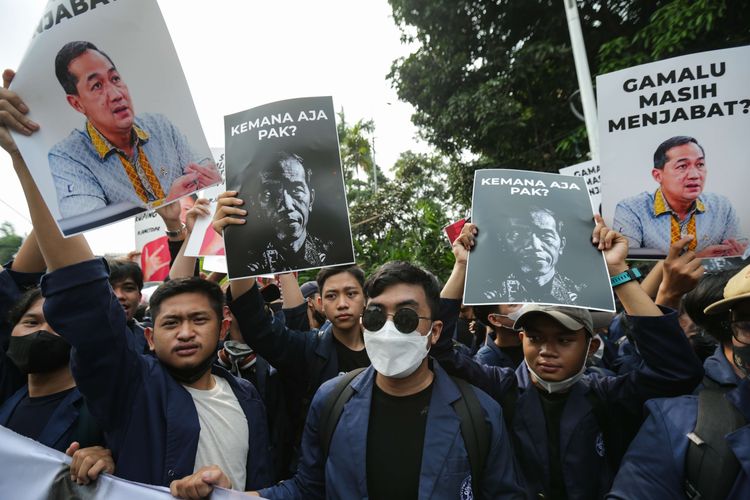 Unjuk rasa mahasiswa yang tergabung dalam BEM SI di depan Kompleks Parlemen, Senayan, Jakarta, Senin (11/4/2022). Unjuk rasa menolak penundaan pemilu 2024 atau masa jabatan presiden 3 periode berakhir ricuh.