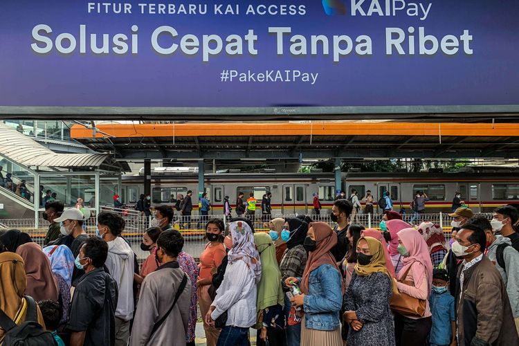 Penumpang saat turun dari kereta di Stasiun Tanah Abang di Jakarta, Jumat (18/2/2022). Pemerintah resmi menaikkan status PPKM Jabodetabek ke level 3 seiring dengan peningkatan kasus Covid-19.