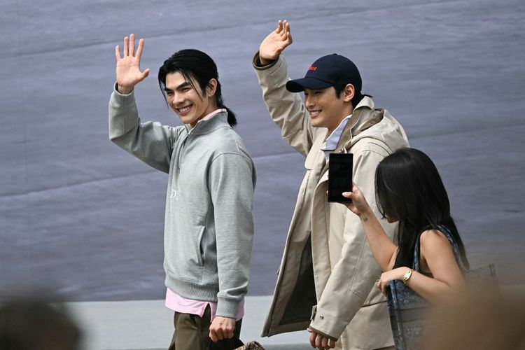 Penyanyi dan aktor Thailand, Mile Phakphum Romsaithong (kiri) dan Apo Nattawin Wattanagitiphat (kanan) hadir di fashion show koleksi Dior Men untuk musim semi/musim panas 2026 saat Paris Fashion Week, Jumat (27/6/2025), di Perancis.