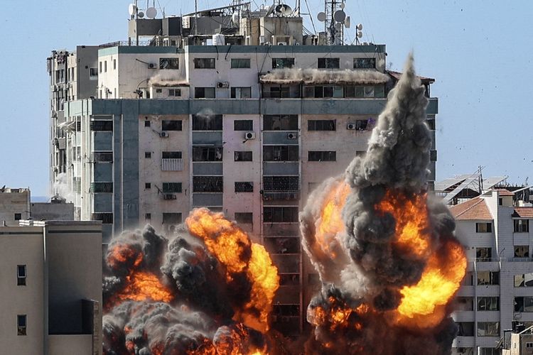 Bola api meletus dari Menara Jala saat hancur dalam serangan udara Israel di Kota Gaza, yang dikendalikan oleh gerakan Hamas Palestina, pada 15 Mei 2021.