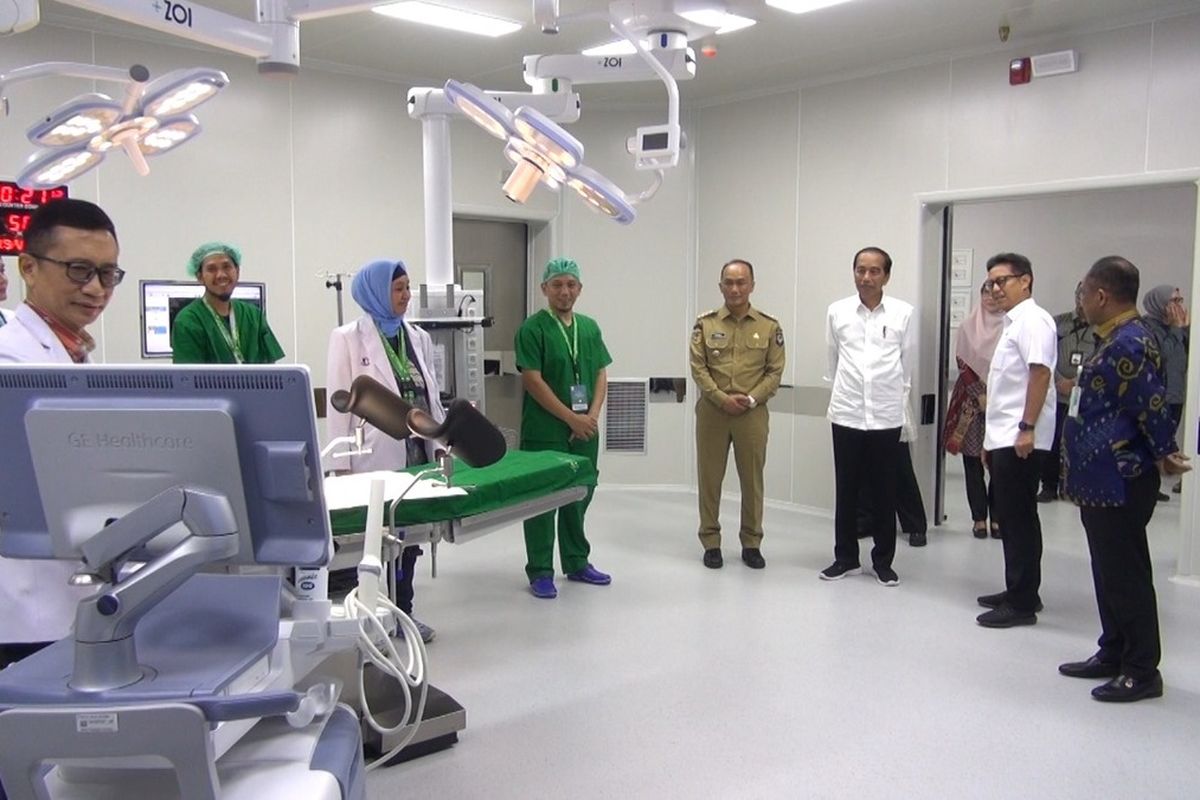 Presiden Jokowi didampingi Menteri Kesehatan (Menkes) Budi Gunadi Sadikin dan Pj Gubernur Sulsel Zudan Arif Fakrulloh serta Dirut RS Wahidin Sudirohusodo Prof DR dr Safri Kamsul Arif saat meninjau ruang operasi Gedung Kesehatan Ibu dan Anak (KIA) Kemenkes RSUP Wahidin Sudirohusodo Kota Makassar, Sulawesi Selatan (Sulsel), Jumat (6/9/2024).