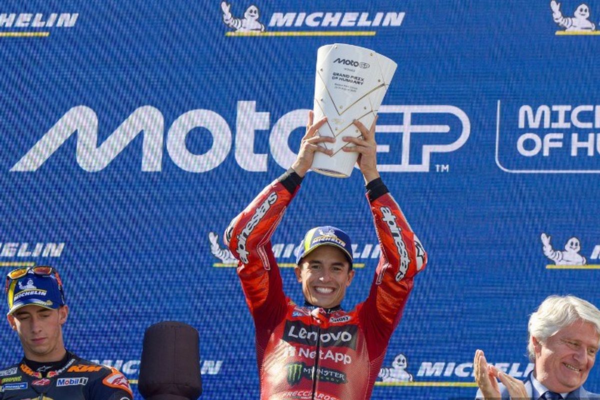 Pebalap Ducati Lenovo Team, Marc Marquez, mengangkat trofi usai jadi pemenang MotoGP Hongaria  2025 di Sirkuit Balaton Park di Balatonfokajar, Hongaria, pada 24 Agustus 2025. (Foto oleh AFP)