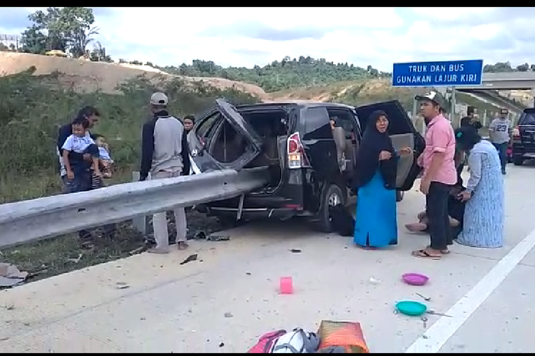 Tangkapan layar kecelakaan tunggal di kilometer 82 tol Balsam, Kalimantan Timur, Rabu (19/2/2020).