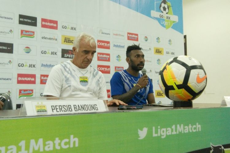 Striker anyar Persib Bandung Persib Wanggai saat menghadiri sesi konferensi pers usai laga kontra Sriwijaya FC di Stadion Gelora Bandung Lautan Api (GBLA), Sabtu (4/8/2018).